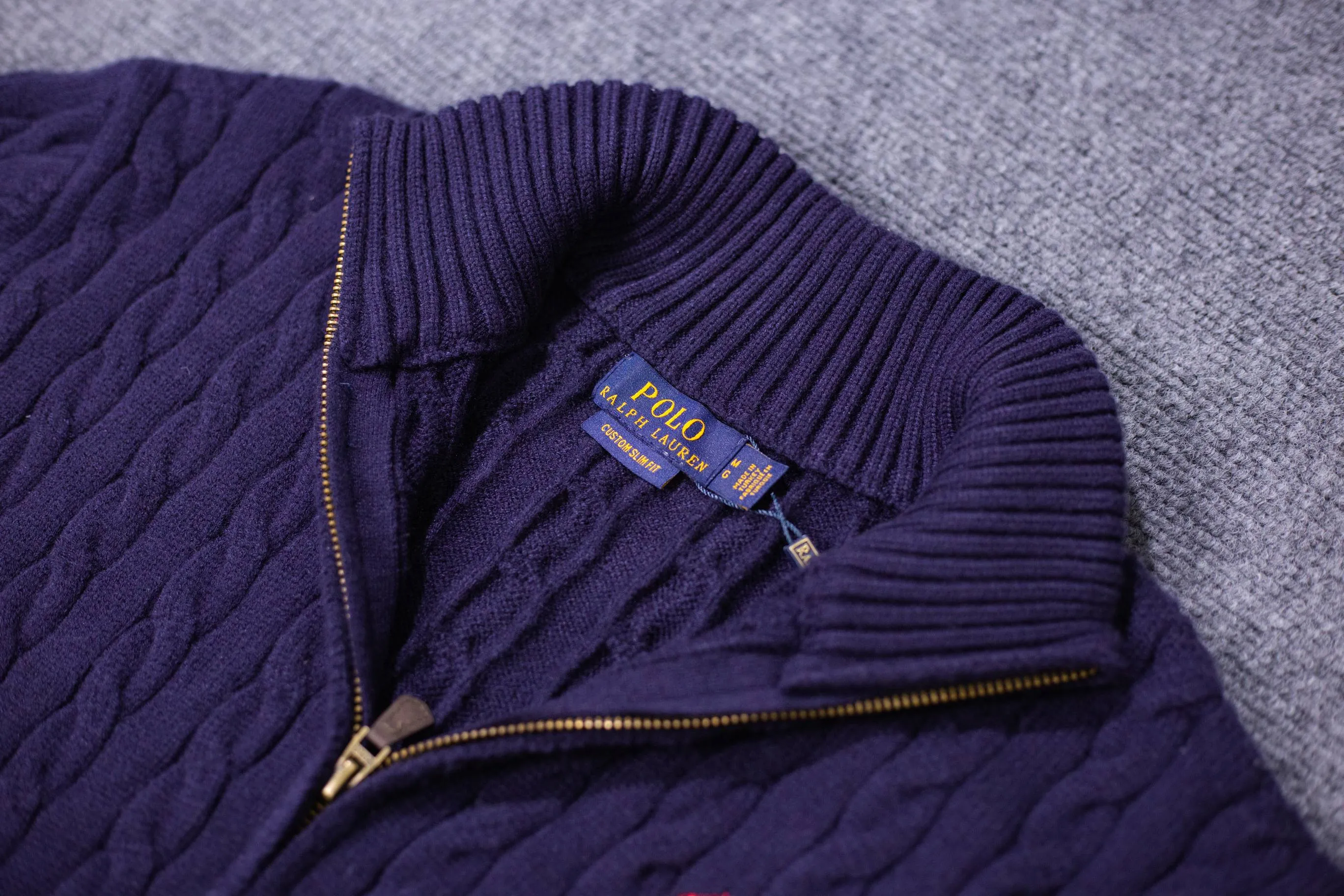 P300 Style No. D08) The top version on the market in 2025 Ralph Lauren #ootddailywear #Autumn and winter sweater #Knitted sweater outfit #ralph lauren sweater #Can be worn by both men and women [Star R] Finally waited until the Ralph men's twist sweater full zipper chest shirt is finally here! The most popular sweater with full zipper! Limited editions every year, there won’t be many models in the store! Ralph Lauren Men's Half-Zip Twist Sweater. The shape is really nice. It can be worn alone or as a jacket. It can be worn inside or outside, or it can be worn with a shirt inside ~ 100% pure cotton #Practical Wear. Color: Original white, navy blue, khaki, gray, size S to XL